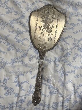 Vintage/antique handheld mirror!🪞🤍🌷